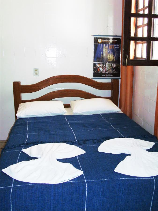 Fotos do quarto suíte clássica com ar  uma cama de casal e uma beliche_2