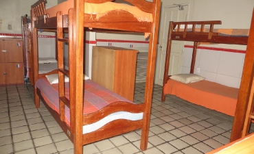 Galeria: Fotos do quarto compartilhado masculino com 12 camas
